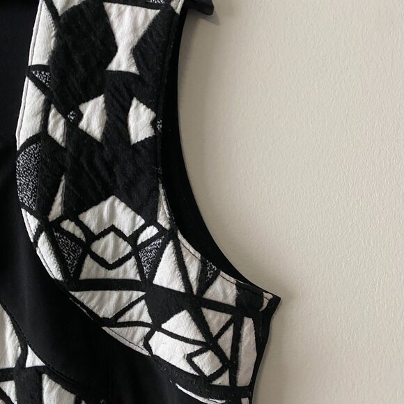 Marallis Collection Black White Geometric Pattern Sleeveless Top - Picture 8 of 8